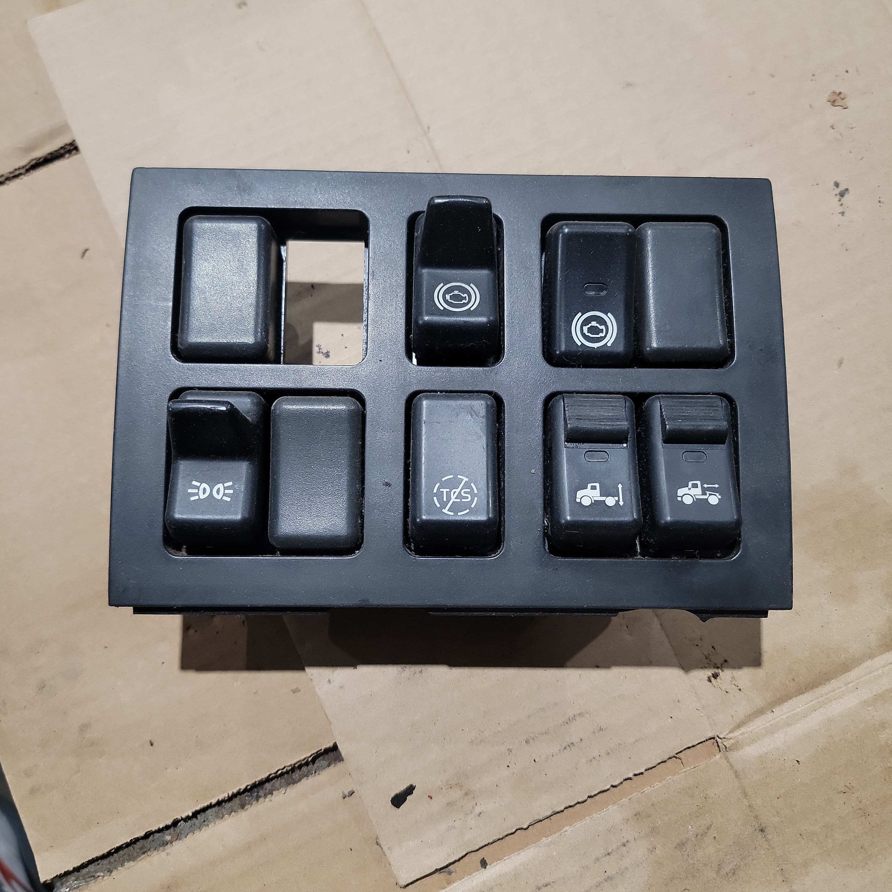 Volvo 3175601 Switch Panel For Volvo VNL | Used │ Volvo 