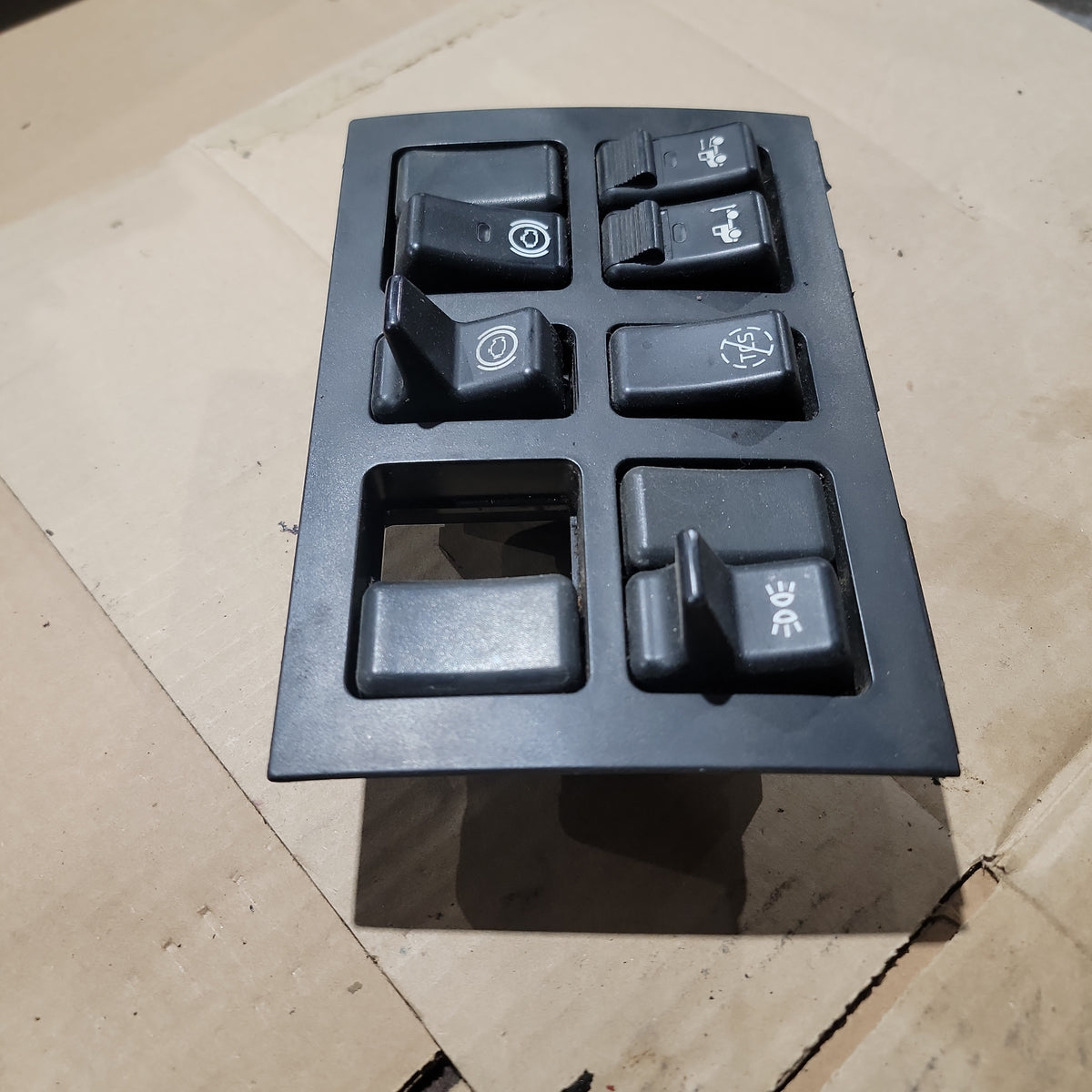 Volvo 3175601 Switch Panel For Volvo VNL | Used │ Volvo 