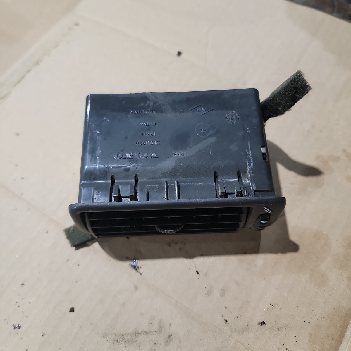 Volvo 21911930 Air Vent for Volvo VNL | Used │ Volvo 