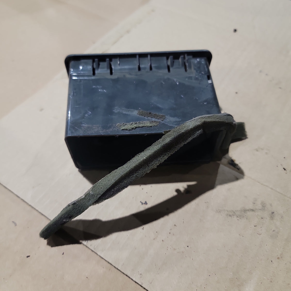 Volvo 21911930 Air Vent for Volvo VNL | Used │ Volvo 