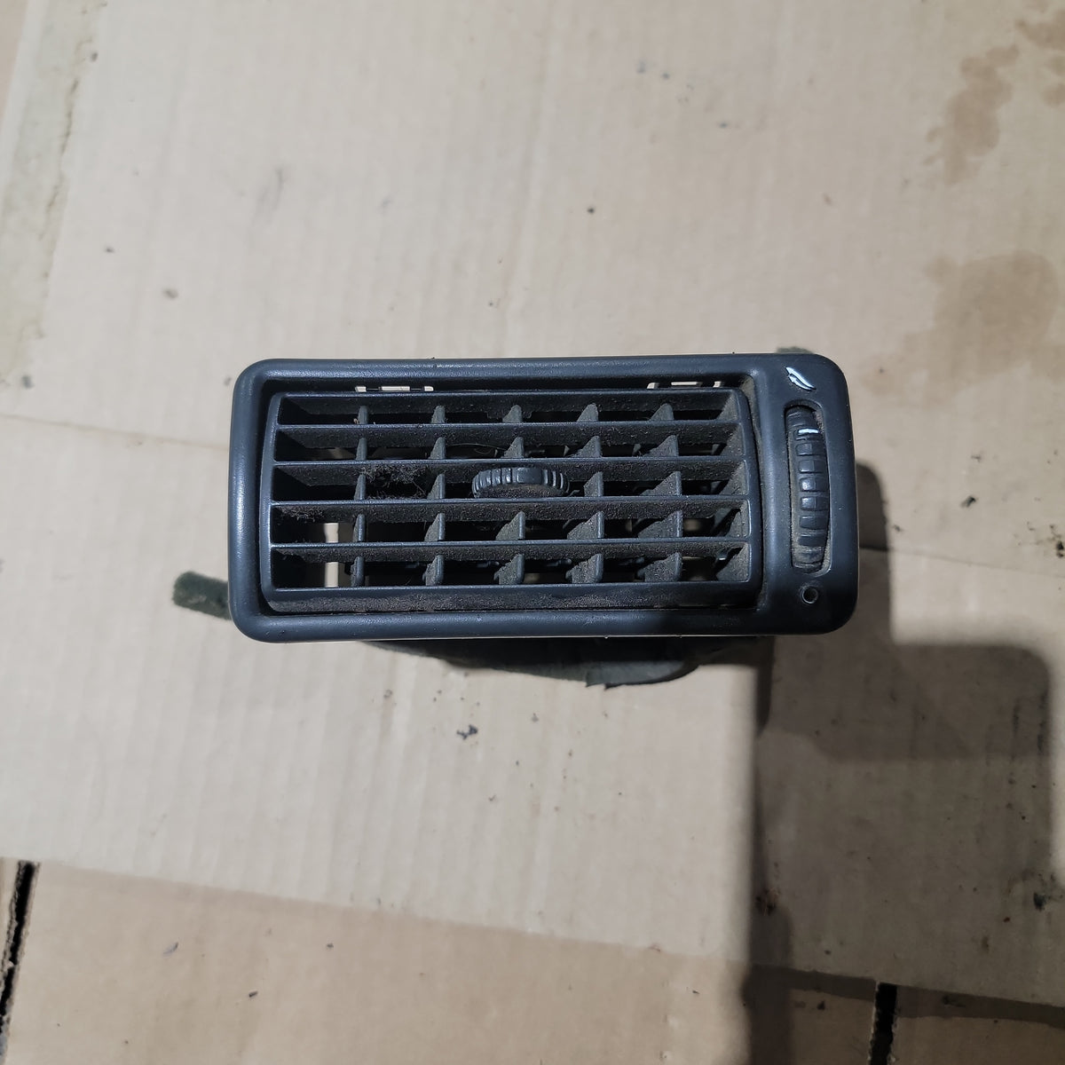 Volvo 21911930 Air Vent for Volvo VNL | Used │ Volvo 