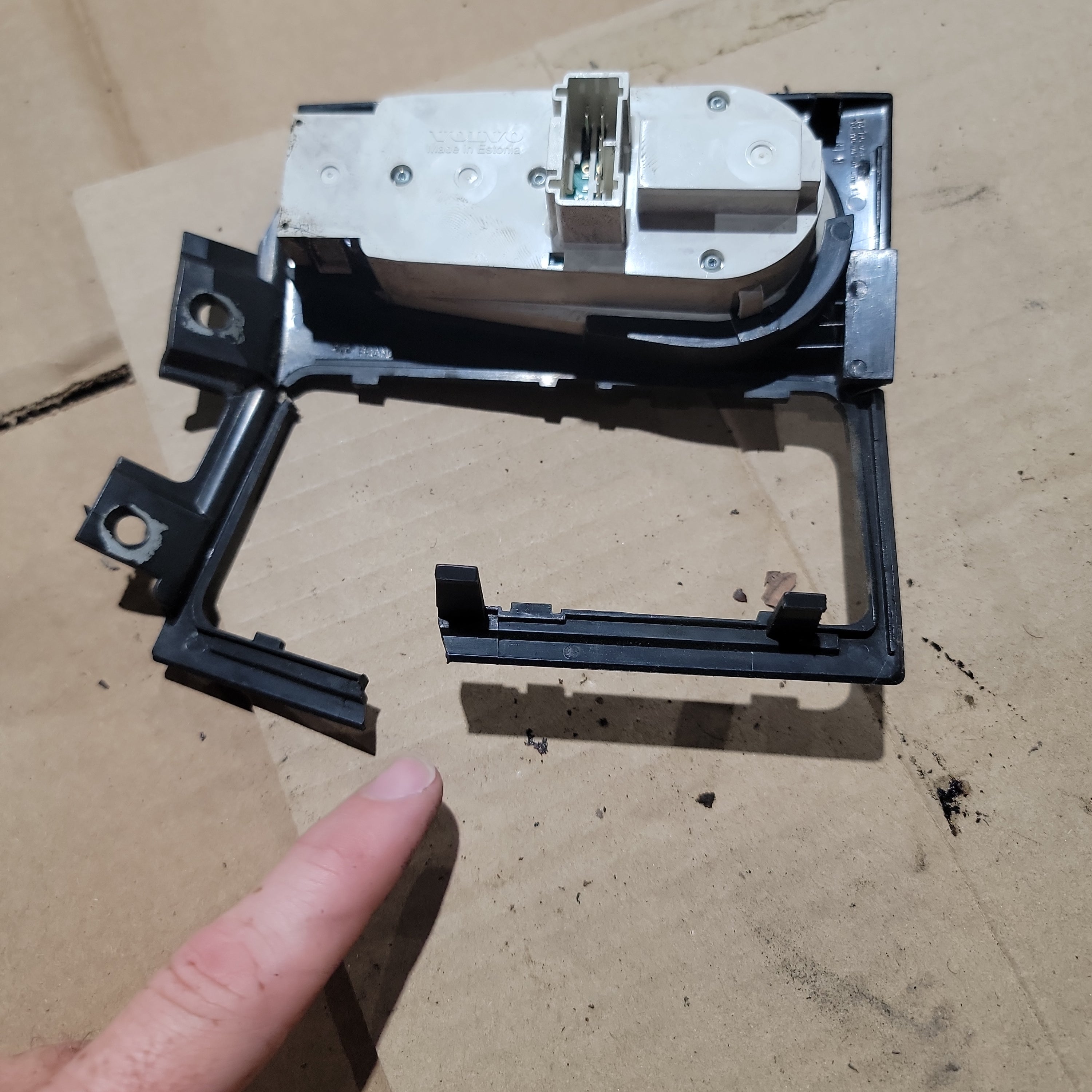 Volvo 3175581 Headlight Switch for Volvo VNL | Used │ Volvo 