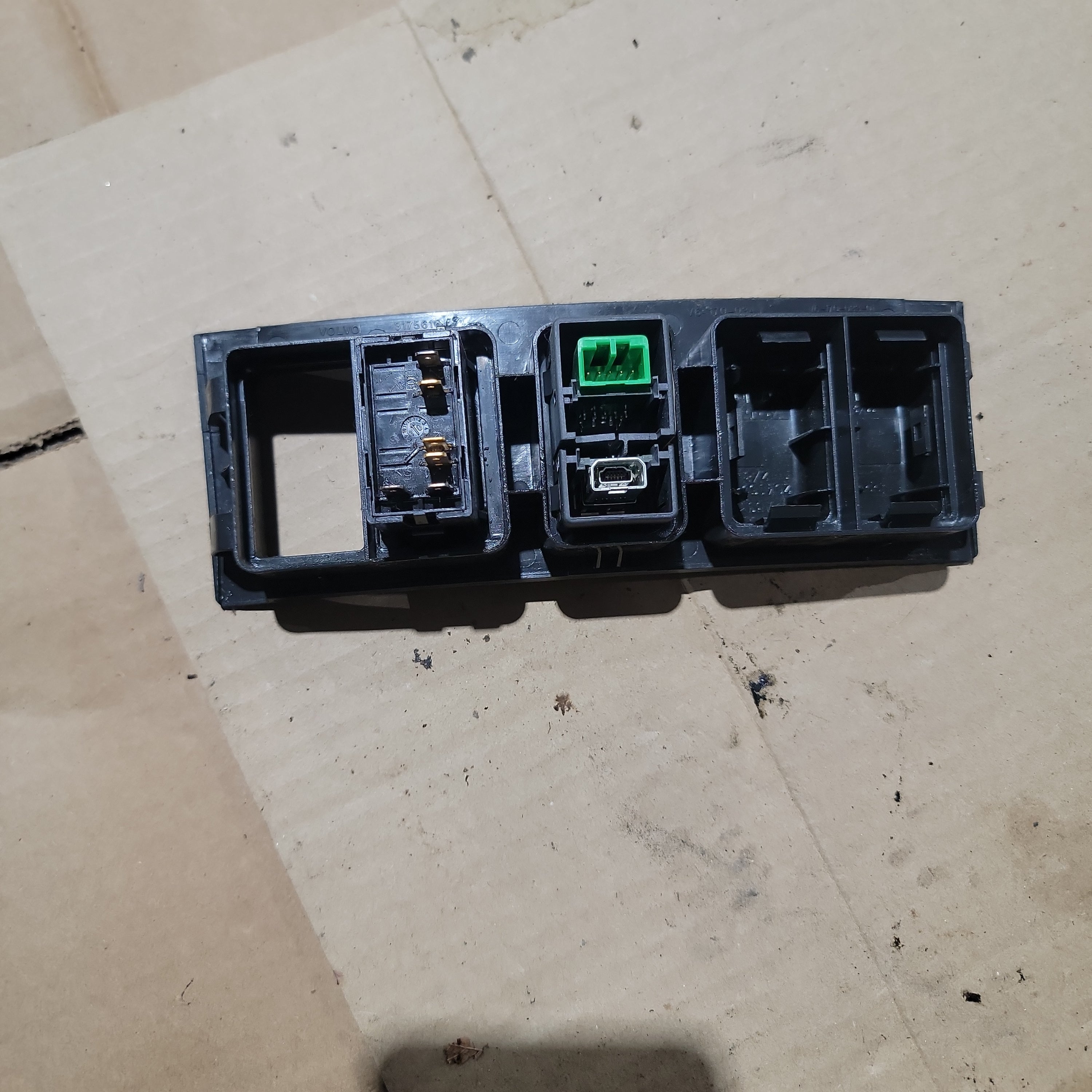 Volvo 3175616 Dash Switch Panel for Volvo VNL | Used │ Volvo 