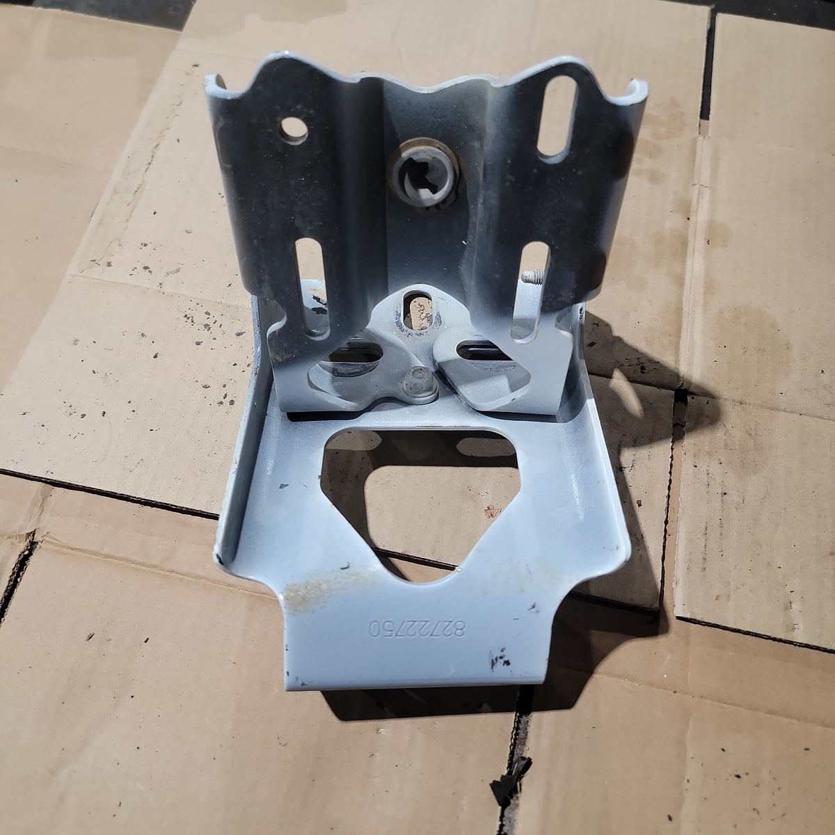 Volvo 82722750 Bumper Bracket for Volvo VNL | Used │ Volvo 