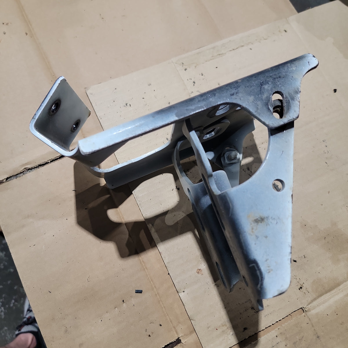 Volvo 82722750 Bumper Bracket for Volvo VNL | Used │ Volvo 
