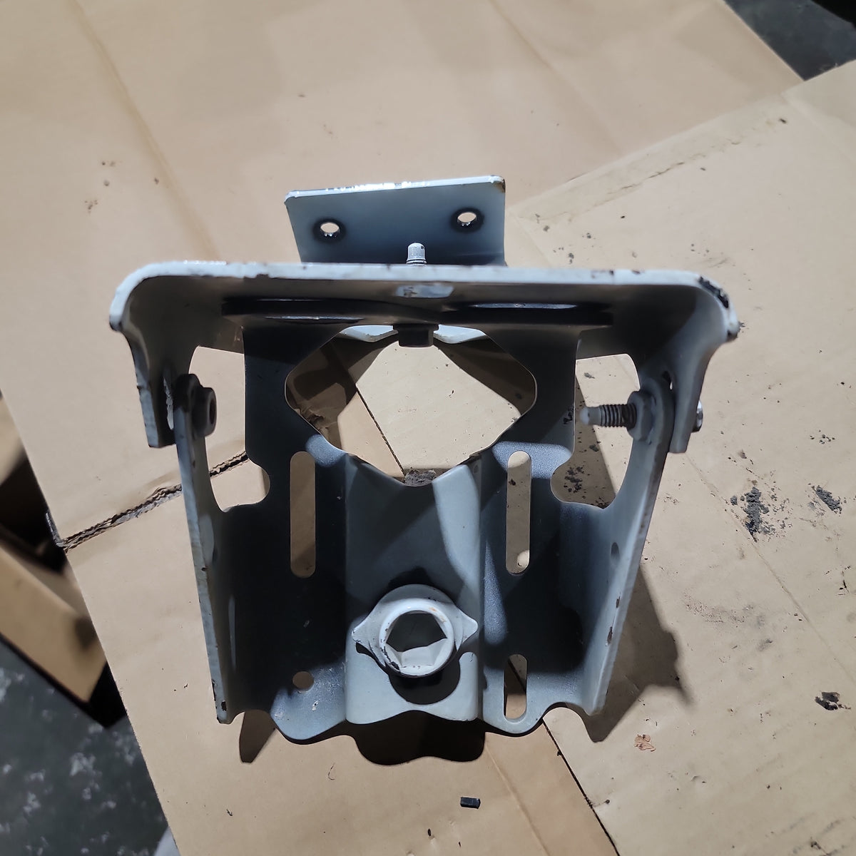 Volvo 82722750 Bumper Bracket for Volvo VNL | Used │ Volvo 