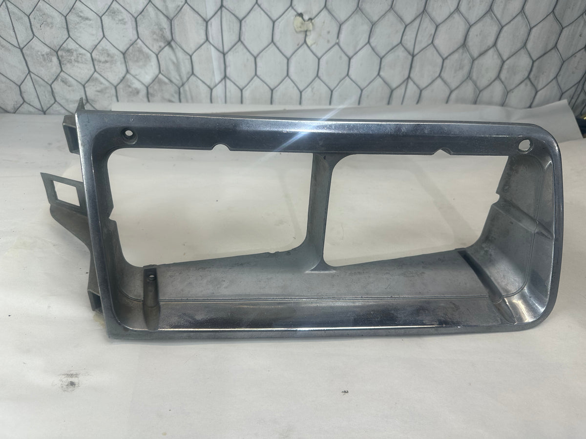 Used Freightliner Headlight Bezel 06-15233-001 │ RH Side │ Freightliner 