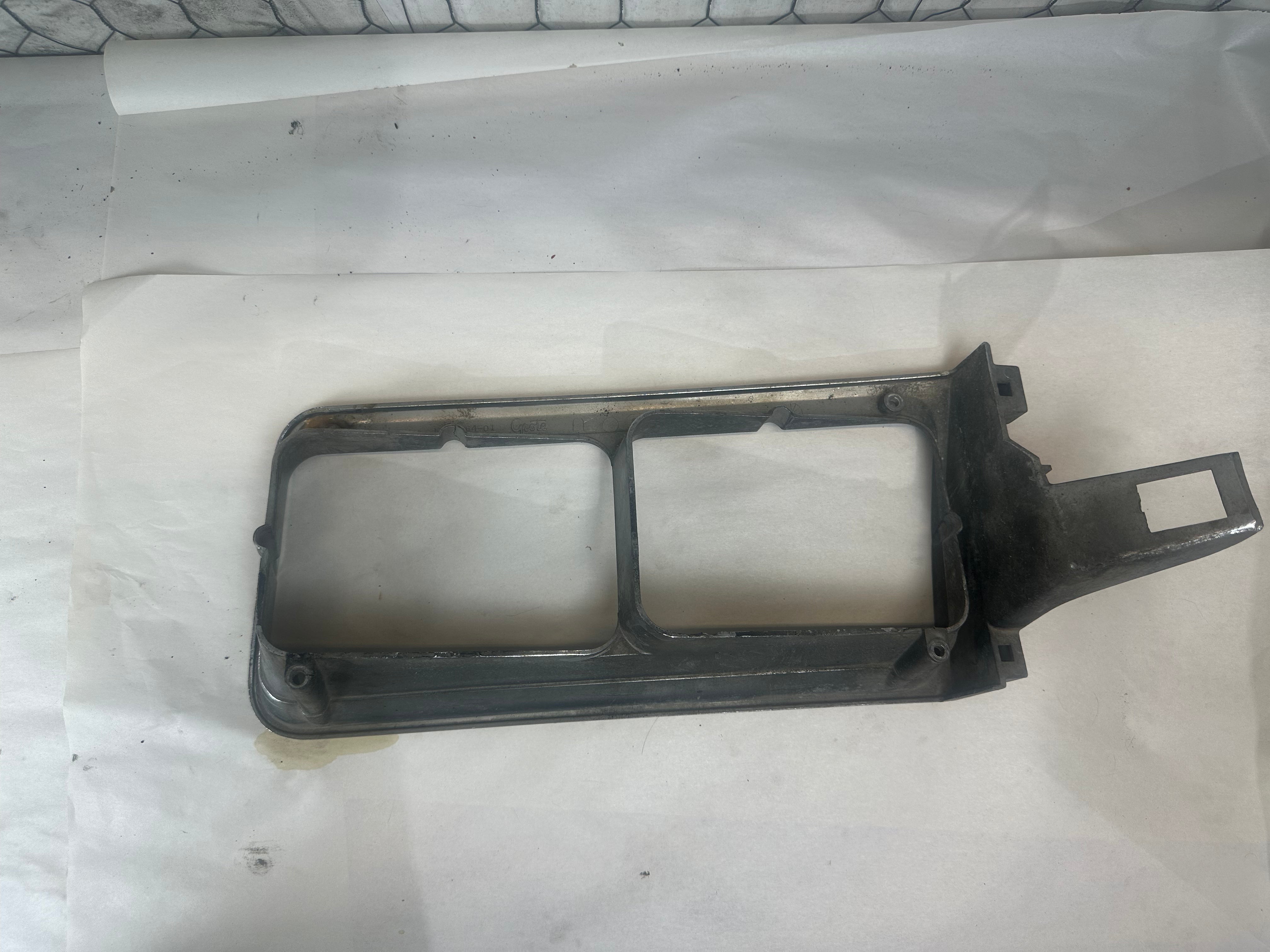 Used Freightliner Headlight Bezel 06-15233-001 │ RH Side │ Freightliner 